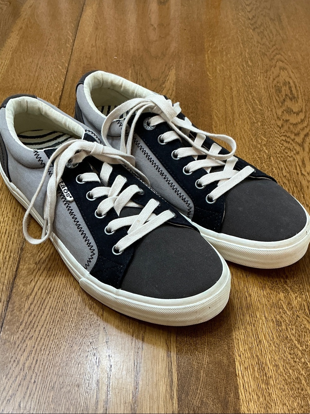 Woman’s Taos Footwear Plim Soul color block sneaker. Size 10. Worn once! Perfect